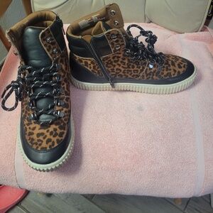 Wonder Nation or Walmart size 5, shoes